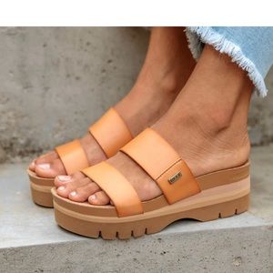 NWOT Reef Cushion Vista Higher Sandal